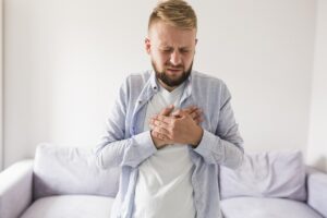 バドミントンによる肘の痛みの原因は何ですか？