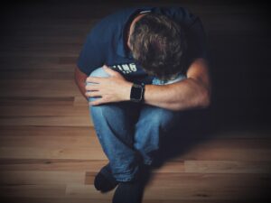 肘の痛みを抱えたまま仕事を続けて大丈夫？