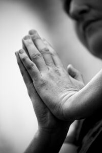 肘の痛みを防ぐために意識すべき姿勢は？