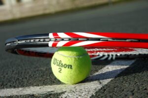 テニス肘を防ぐためのラケット選びのポイントは？