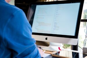 デスクワークで感じる肘の痛みを軽減する方法は？